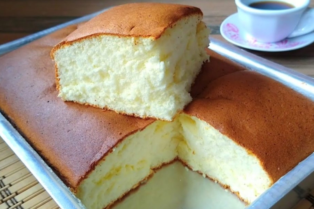 Bata as claras em neve na batedeira até ficarem firmes e dobrar de volume. Reserve. Na mesma tigela, bata as gemas, o leite condensado e o amido de milho até obter um creme claro e homogêneo. Incorpore as claras em neve ao creme, mexendo delicadamente com uma espátula, em movimentos de baixo para cima. Despeje a massa em uma forma untada e polvilhada com amido de milho. Leve ao forno pré-aquecido a 180°C por aproximadamente 20 a 25 minutos, ou até dourar levemente. Faça o teste do palito: se sair limpo, o bolo está pronto. Dicas Adicione essência de baunilha para um toque especial. Peneire as gemas para evitar o cheiro forte de ovo. Como não leva fermento, misture as claras com delicadeza para manter o ar na massa. Sirva com frutas vermelhas, sorvete ou chantilly para uma versão ainda mais deliciosa.